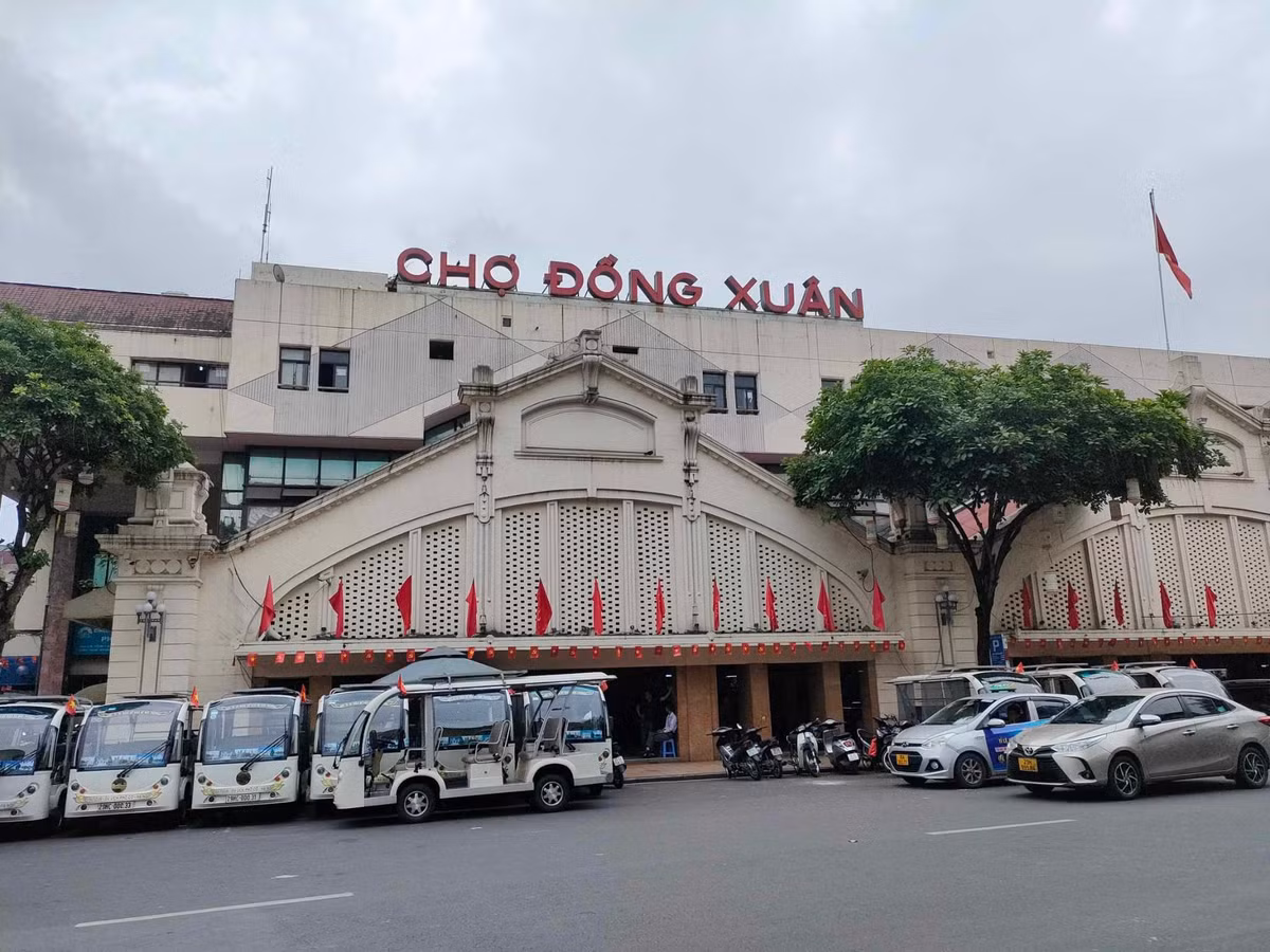 Chợ Đồng Xuân, một trong những trung tâm thương mại lâu đời nhất Hà Nội thời gian gần đây ghi nhận nhiều gian hàng đóng cửa, nhất là các sạp bán quần áo, giày dép và phụ kiện thời trang.