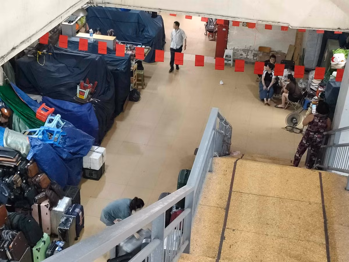 Trao đổi với báo chí, Đại diện Công ty Cổ phần Đồng Xuân (đơn vị quản lý chợ Đồng Xuân) xác nhận, thời điểm này nhiều hộ kinh doanh có đơn xin nghỉ thuế theo tháng tức là xin nghỉ đóng thuế, nghỉ kinh doanh theo tháng.