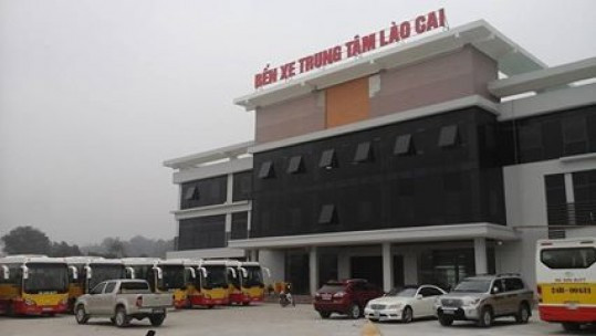 Do D. đi làm ăn xa nhiều năm nên tất cả các mối quan hệ của nạn nhân tại địa phương gần như không có. Lúc này, manh mối duy nhất là hai tấm danh thiếp được thu giữ bên cạnh thi thể nạn nhân. Một tổ trinh sát được cử lên Lào Cai để xác minh. Tại khu vực bến xe, các anh dò hỏi tất cả những lái xe, phụ xe chạy tuyến Lào Cai – Sơn La về danh tính của D. nhưng không thu được kết quả (Ảnh minh họa, nguồn internet)