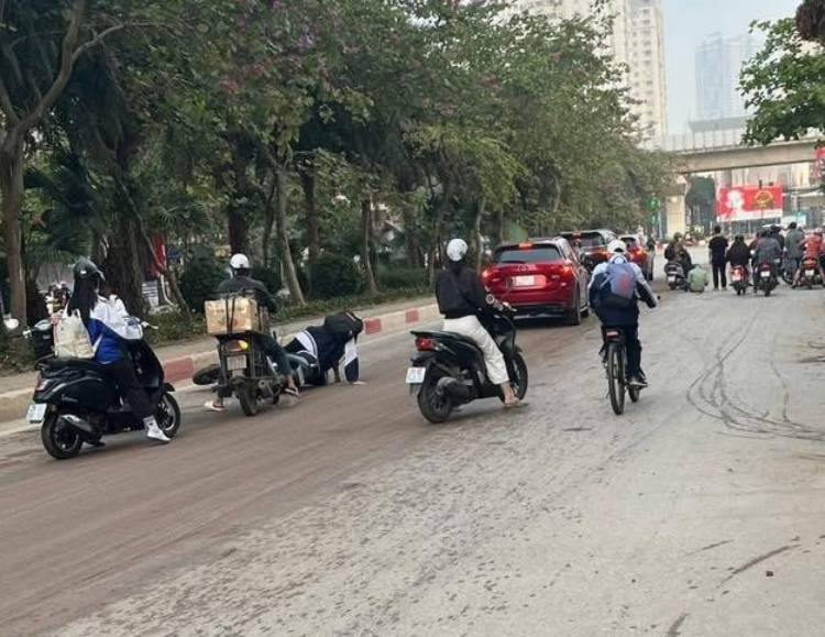 Theo phản ánh của người dân, tình trạng trơn trượt xuất hiện từ sáng sớm trên đường Tô Hiệu và đường Quang Trung. Bùn đất ướt được cho là rơi vãi từ các xe chở đất phục vụ công trình xây dựng khi di chuyển qua khu vực này. Lớp bùn phủ trên mặt đường khiến nhiều phương tiện, đặc biệt là xe máy, bị mất lái và trượt ngã.