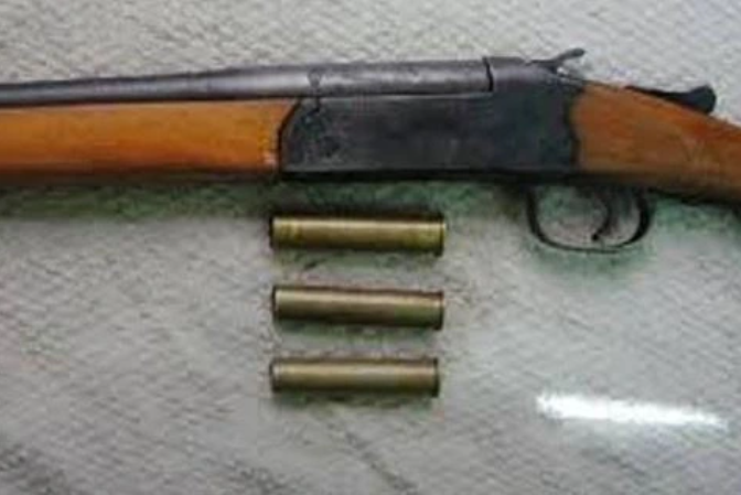 Vừa được Hưng “bờm” cho xem ảnh Thắng “béo” qua Facebook, Tú “em” đã nhận ra người quen và quả quyết dẫn đường. Tới ngõ Thủ Phác, Tú chỉ cho đồng bọn rẽ vào. Lúc này đang có một nhóm thanh niên ngồi trong ngõ. Nhóm đàn em Hưng “bờm” hô hoán rồi dừng xe máy, nhặt gạch đá ném khiến nhóm thanh niên trên hoảng sợ, bỏ chạy. Còn Vũ Văn Luân điềm tĩnh mở túi, rút khẩu súng đã lên đạn rồi lững thững đi vào ngõ. (Ảnh minh họa, nguồn internet)