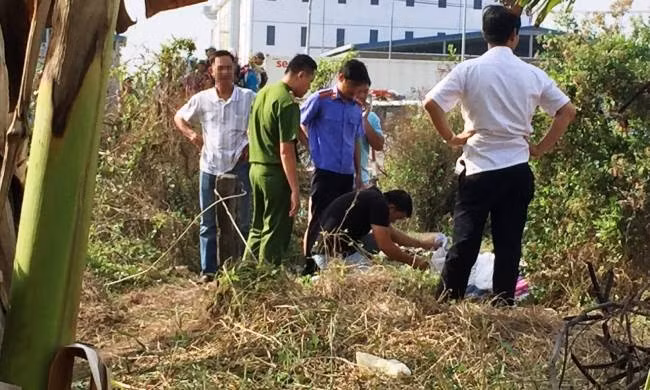 Khi những nhát múc đầu tiên được máy xúc đưa lên, có người phát hiện tấm chăn vướng vào gàu múc. Họ yêu cầu máy xúc dừng lại để lật tấm vải ra và hoảng hốt khi thấy một bộ xương người. Thông tin này lập tức được báo về Công an tỉnh Nghệ An. Các điều tra viên khi quan sát hộp sọ đã thấy vết nứt. Bên cạnh bộ xương, lực lượng điều tra còn tìm thấy chiếc áo vẫn nguyên vẹn. (Ảnh minh họa, nguồn internet)