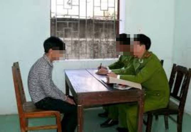 Một sáng, các trinh sát nhận được tin, có người dân đã nhìn thấy ở đoạn đường gần nơi xảy ra vụ án, vào thời điểm trước khi "súng nổ" có 2 xe máy với 6 người di chuyển trên đường. Hàng trăm người hành nghề xe ôm được tiếp cận để lấy thông tin. Vào thời điểm này, Công an tỉnh Quảng Ninh đang thực hiện đợt truy quét tội phạm ma tuý. Họ đã bắt được một đối tượng có tên là Nguyễn Trung Hiếu. Trong lời khai của mình, Hiếu có đề cập đến việc được thuê chở nhóm người lạ mặt vào sáng 7/11/2008. (Ảnh minh họa, nguồn internet)