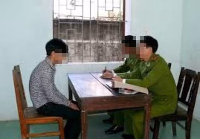 Một sáng, các trinh sát nhận được tin, có người dân đã nhìn thấy ở đoạn đường gần nơi xảy ra vụ án, vào thời điểm trước khi "súng nổ" có 2 xe máy với 6 người di chuyển trên đường. Hàng trăm người hành nghề xe ôm được tiếp cận để lấy thông tin. Vào thời điểm này, Công an tỉnh Quảng Ninh đang thực hiện đợt truy quét tội phạm ma tuý. Họ đã bắt được một đối tượng có tên là Nguyễn Trung Hiếu. Trong lời khai của mình, Hiếu có đề cập đến việc được thuê chở nhóm người lạ mặt vào sáng 7/11/2008. (Ảnh minh họa, nguồn internet)