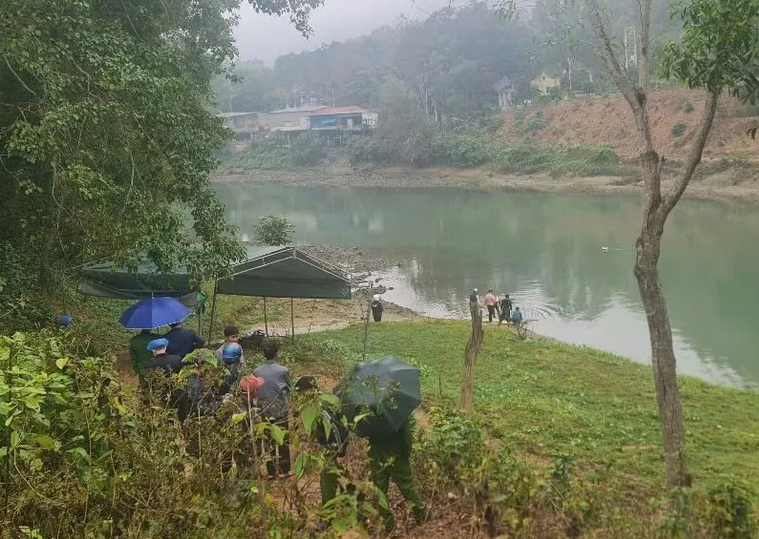 Ngay lập tức, cơ quan cảnh sát điều tra Công an tỉnh Vĩnh Phúc phối hợp với chính quyền địa phương tổ chức khám nghiệm hiện trường. Cùng lúc đó, cơ quan điều tra tiếp tục mò vớt tại khu vực trên, phát hiện thêm một hộp xương sọ cùng nhiều phần khác gồm xương đùi, xương cẳng chân, xương cẳng tay, xương sườn và xương sống cùng một chiếc áo thun. (Ảnh minh họa, nguồn internet)