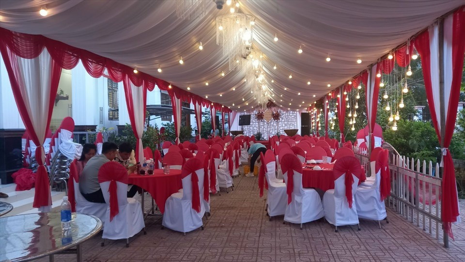 Theo hồ sơ vụ án, trong một lần đi hát thuê đám cưới, chị Nguyễn Thị T. (SN 1977, trú tại xã Lâm Thao, huyện Lương Tài, tỉnh Bắc Ninh) tình cờ quen biết Đoàn Văn Phan (SN 1977, trú tại xã Trung Kênh, huyện Lương Tài). Mặc dù đã có vợ con, nhưng trước vẻ đẹp mặn mà, cùng giọng hát trong trẻo của chị T., Phan như bị hút hồn, nên đã tìm cách tiếp cận làm quen. (Ảnh minh họa, nguồn internet)