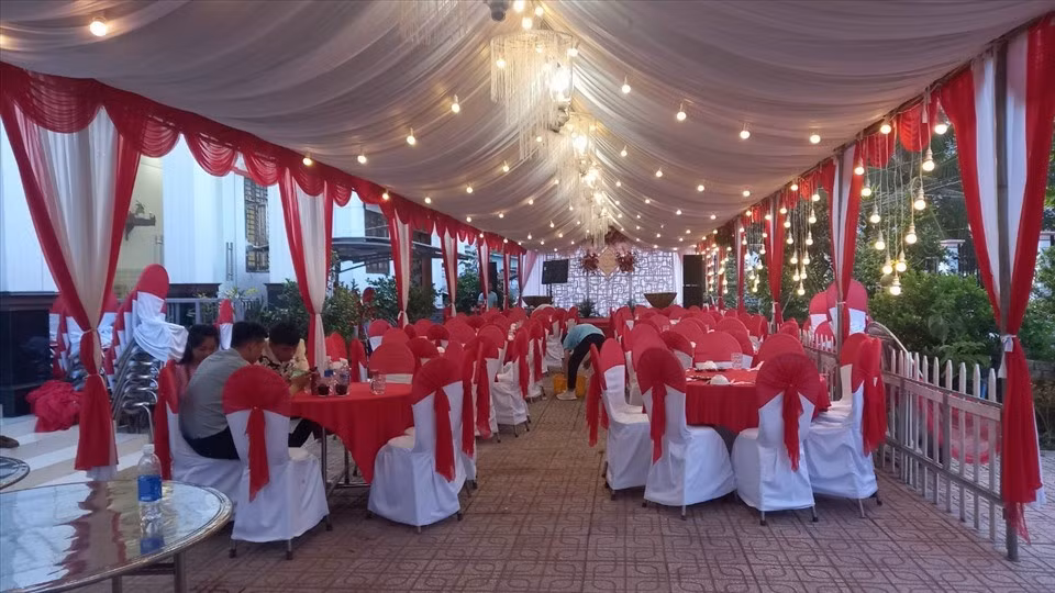 Theo hồ sơ vụ án, trong một lần đi hát thuê đám cưới, chị Nguyễn Thị T. (SN 1977, trú tại xã Lâm Thao, huyện Lương Tài, tỉnh Bắc Ninh) tình cờ quen biết Đoàn Văn Phan (SN 1977, trú tại xã Trung Kênh, huyện Lương Tài). Mặc dù đã có vợ con, nhưng trước vẻ đẹp mặn mà, cùng giọng hát trong trẻo của chị T., Phan như bị hút hồn, nên đã tìm cách tiếp cận làm quen. (Ảnh minh họa, nguồn internet)