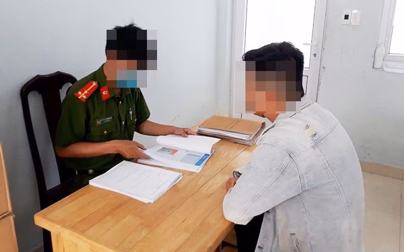 Một chi tiết hết sức đáng lưu tâm là chiếc cúc quần của nạn nhân bị bật tung. Công tác khám nghiệm cho thấy, nạn nhân chưa bị xâm hại, nhưng đây có thể là lý do khiến kẻ thủ ác xuống tay. Các trinh sát bắt đầu dựng lên chân dung của hàng loạt đối tượng tại địa phương có biểu hiện bất minh, từng có án về các tội danh liên quan. Căn nhà nạn nhân gần nơi khai thác cát, sỏi, lượng người đi, đến khá đông nên công tác truy xét, sàng lọc gặp vô vàn khó khăn.(Ảnh minh họa, nguồn internet)