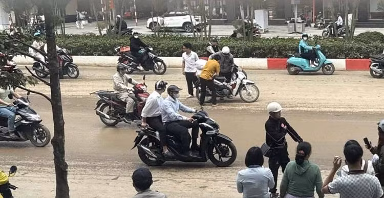 Lãnh đạo Đội CSGT đường bộ số 7 khuyến cáo người dân khi lưu thông qua khu vực trên cần di chuyển chậm, giữ khoảng cách an toàn và chú ý quan sát để tránh trượt ngã. Đồng thời, lực lượng chức năng cũng mong nhận được sự hỗ trợ từ người dân trong việc cung cấp thông tin, hình ảnh liên quan đến các phương tiện vi phạm để phục vụ công tác xác minh, xử lý.