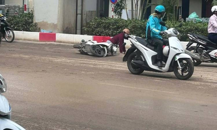 Một số người dân cho biết, từ sáng đến thời điểm giữa buổi sáng đã có rất nhiều trường hợp bị trượt ngã khi đi qua khu vực này. Có thông tin cho rằng số người bị ngã có thể lên tới hàng chục, thậm chí khoảng gần 100 trường hợp, chủ yếu là người đi xe máy.