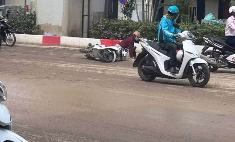 Một số người dân cho biết, từ sáng đến thời điểm giữa buổi sáng đã có rất nhiều trường hợp bị trượt ngã khi đi qua khu vực này. Có thông tin cho rằng số người bị ngã có thể lên tới hàng chục, thậm chí khoảng gần 100 trường hợp, chủ yếu là người đi xe máy.