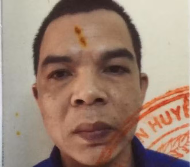 Công an Hà Nội đã cử người vào trại cai nghiện để làm việc. Ngồi trước các điều tra viên, Chiến phủ nhận toàn bộ sự liên quan. Các trinh sát phát hiện, ngày 14/10/2016, Chiến đã gây ra 1 vụ trộm cắp tài sản trên địa bàn xã Tiên Dược (Sóc Sơn). Lệnh bắt giữ gã nghiện này để làm rõ hành vi trộm cắp tài sản được thực hiện ngay sau đó. Suốt nhiều ngày, Chiến vẫn giữ thái độ "không biết, không thấy" về cái chết bất thường của bà L. Cho đến khi các điều tra viên đã thu thập đầy đủ chứng cứ, Chiến mới chịu thừa nhận hắn là hung thủ sát hại bà L. (Ảnh đối tượng Chiến)