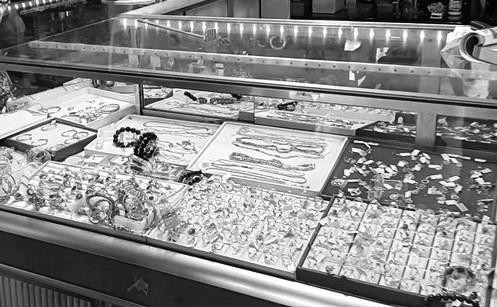 Ngay ngày hôm sau, Công an tỉnh Hà Nam nhận được một thông báo, vào trưa 22/10, một tiệm vàng lớn tại TP Bắc Giang bị hai tên cướp khống chế bằng "hàng nóng" lấy đi tới 200 cây vàng. Hai tên cướp đi trên một xe ô tô không biển kiểm soát, màu trắng. Khi ghép nối sự việc, các điều tra viên nhận thấy rất có thể vụ đốt xe ở đê Kim Bình và vụ cướp táo tợn tại Bắc Giang có mối liên hệ. (Ảnh minh họa, nguồn internet)