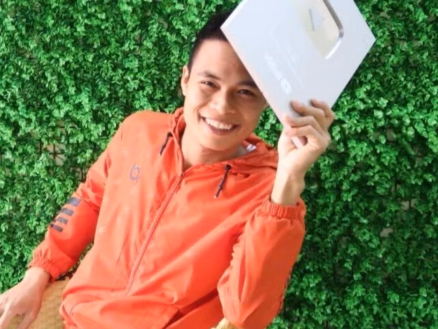 Lê Văn Hải là người lập kênh TikTok "Gia đình Hải Sen" từng đạt 2,6 triệu lượt theo dõi và 1 Vlog trên Facebook với tên gọi "Hải Sen Vlog". Năm 2021, Lê Văn Hải (30 tuổi) cùng vợ lập các kênh mạng xã hội với tên gọi “Gia đình Hải Sen”. Ban đầu, kênh xây dựng kịch bản cuộc sống gia đình của đôi vợ chồng gần gũi, hài hước, trẻ trung năng động với lối diễn tự nhiên. Sau đó, Hải thường xuyên đăng tải các video livestream trên nền tảng mạng xã hội bán các sản phẩm xịt khử mùi hôi, sữa rửa mặt, kem tẩy lông, siro ăn ngon...