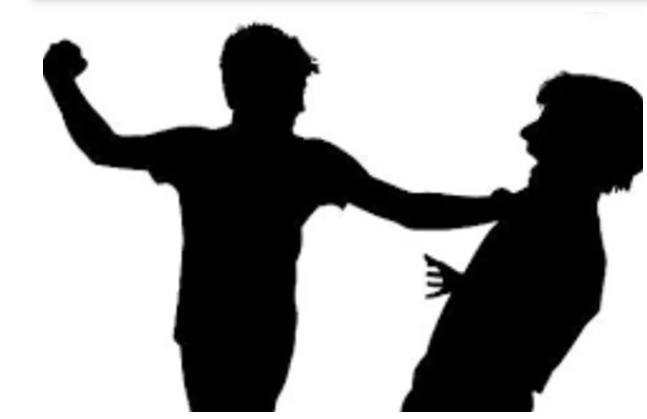 Hoàn cảnh gia đình Quảng khá éo le. Bố mẹ ly hôn, Quảng sống cùng mẹ trong khu tập thể nơi mẹ dạy học. Do thường xuyên đau yếu nên mẹ Quảng ít theo sát, Quảng sớm sa vào chơi bời lêu lổng, cặp kè với một số bạn hư hỏng, không chịu học hành… Một trong những người bạn thân của Quảng là Đỗ Xuân Hải, ở cùng thôn. Khác với hoàn cảnh của Quảng, Hải có bố là cán bộ xã, kinh tế gia đình khá sung túc. Thế nhưng Hải lại thích chơi bời, đàn đúm, gây gổ đánh nhau… (Ảnh minh họa, nguồn internet)