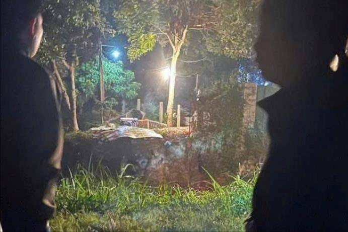 Theo hồ sơ vụ án, ngày 20/6/2019, cả bản Lùng Than (xã Mù Sang, Phong Thổ, Lai Châu) xôn xao về cái chết của bà Phan San Mẩy (SN 1951). Khi đó, một người trong bản đi nương thì vô tình phát hiện bà Mẩy đã tử vong dưới khe nước cạn, trên người nhiều thương tích. Hiện trường vụ án được khám nghiệm kỹ càng. Thi thể nạn nhân nằm dưới khe nước cạn. Bên cạnh đó, ở khu vực trồng xen kẽ sắn và lúa có nhiều vết trượt kéo dài, kèm với đó là vết máu dính cả trên những lá chuối khô. (Ảnh minh họa, nguồn internet)