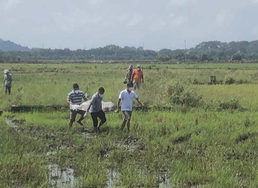 Qua khám nghiệm, công an phát hiện trên chiếc áo của nạn nhân có 4 vết thủng, kích thước khoảng 1,5cm, vùng đầu, mặt đã hoại tử. Trước những dấu vết này, cơ quan điều tra nhận định, nạn nhân bị sát hại bởi nhiều vết đâm từ sau lưng. Nạn nhân tử vong trước đó nhiều ngày, dấu vết để lại rất ít. Ngay cả việc thu thập vân tay cũng chẳng khả quan do các bộ phận thi thể đã phân huỷ. (Ảnh minh họa, nguồn internet)