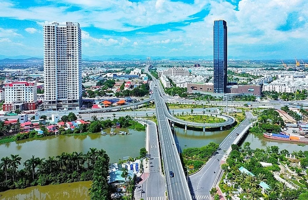 Lần theo dấu vết, các điều tra viên xác định Thắng và bạn gái đang ở tại một nhà trọ tại Hải Phòng nên mật phục. Khoảng hơn 2h sáng, Thắng cùng người tình quay về, phát hiện có động nên đã rút súng bắn liên tục vào bên trong và trốn thoát. Sau vụ nổ súng, Thắng đã “lặn” một hơi dài. Có dấu vết cho thấy Thắng đã trốn sang Trung Quốc, Công an tỉnh Quảng Ninh cũng trao đổi với phía bạn, tuy nhiên không có kết quả. (Ảnh minh họa, nguồn internet)