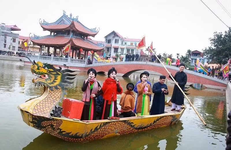 Hội Lim là lễ hội lớn nhất ở Bắc Ninh thu hút du khách tham quan và trẩy hội dịp đầu xuân với những chương trình đặc sắc, lắng nghe những làn điệu quan họ và nhiều trò chơi dân gian. Hội Lim thường kéo dài trong khoảng từ 3 - 4 ngày (từ 12 - 15 tháng Giêng âm lịch hàng năm). Ngày 13 là chính hội với nhiều hoạt động gồm cả phần lễ và phần hội. (Ảnh: Internet)