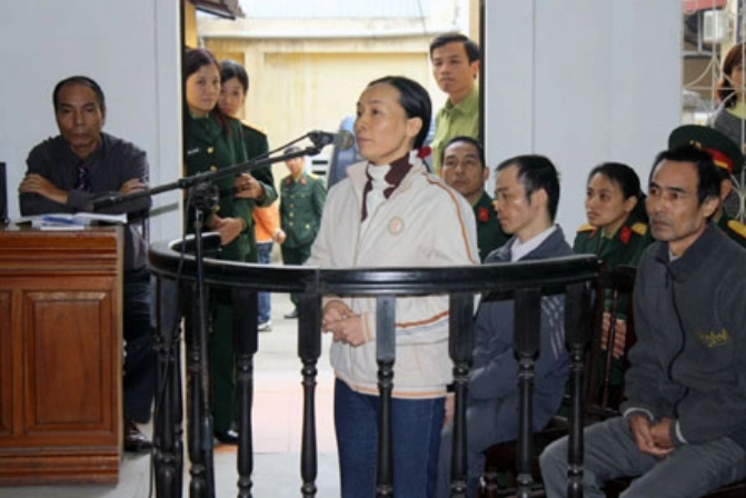 Sau 2 ngày hỏi cung, CSĐT đã buộc cả ba đối tượng đồng loạt khai nhận hành vi phạm tội. Chủ mưu chính là Nguyễn Thị Thuận, em dâu của anh H. . Nguyên nhân là do mâu thuẫn, vợ chồng Thuận sống ly thân, Thuận tức luôn cả anh chồng vì luôn khuyên can và cho rằng anh H. bênh em mình. Vì thế mà Thuận thuê người quen đổ xăng giết cả nhà anh chồng .