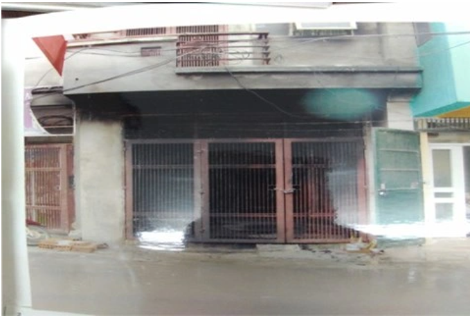 Khi khám nghiệm, hiện trường đã bị xáo trộn vì công tác cứu hộ, dấu vết để lại còn rất ít. Ngôi nhà của anh H. có 3 tầng, cửa bị khóa cài then bên trong. Lực lượng kỹ thuật hình sự thu được một số sản phẩm cháy và nước có váng ngũ sắc loang lổ tại vị trí cách mép cửa 60cm và một mảng nhựa màu vàng đục bị cháy có thể là loại thùng sơn 20l nhập khẩu cũ. Ngoài ra còn một mảnh nhựa có lỗ thủng nghi là chiếc phễu bằng nhựa, nối với ống tuy ô. Đây có thể chính là dụng cụ kẻ gây án sử dụng phóng hỏa đốt nhà.