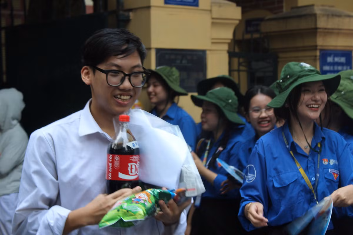 Thi sinh vui vẻ sau bài thi môn Văn.