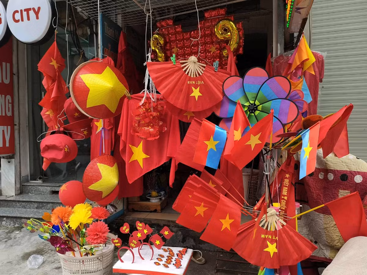 Nhiều phụ kiện với hình ảnh cờ đỏ sao vàng được bày bán.