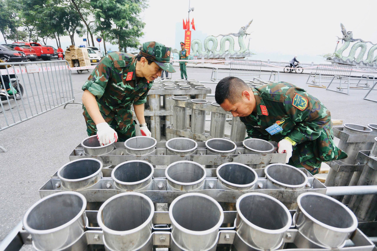 Hệ thống ống phóng pháo hoa đã được lắp đặt, căn chỉnh cẩn thận trên toàn bộ khu vực trận địa.