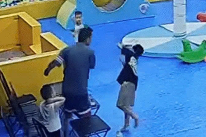 Hình ảnh người đàn ông tát bé trai 8 tuổi được cắt từ clip. capture-2085.png