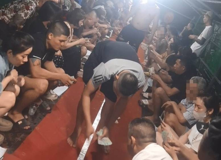 Suốt thời gian dài, chị L thường xuyên có mặt ở các sới cờ bạc lớn. Chị này cũng thuê xe ô tô để đưa đón các con bạc đi chơi. Trong hàng chục mối quan hệ, Công an tỉnh Hải Dương đặc biệt chú ý tới người đàn ông tên Lợi. Người này vốn đam mê cờ bạc và có thời gian đi lại, thân thiết với nạn nhân L. (Ảnh minh họa, nguồn internet)