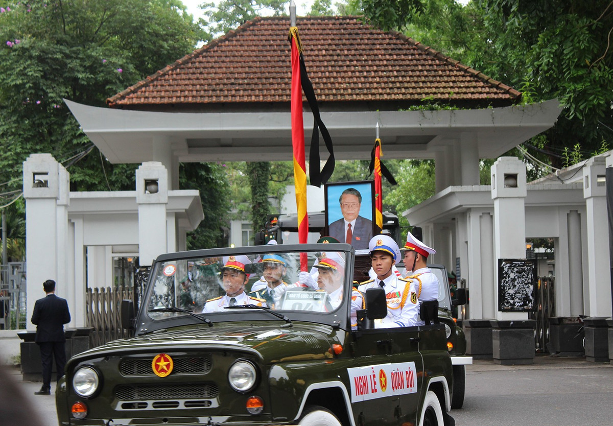 Đoàn xe tang lễ nguyên Chủ tịch nước Trần Đức Lương rời Nhà tang lễ.