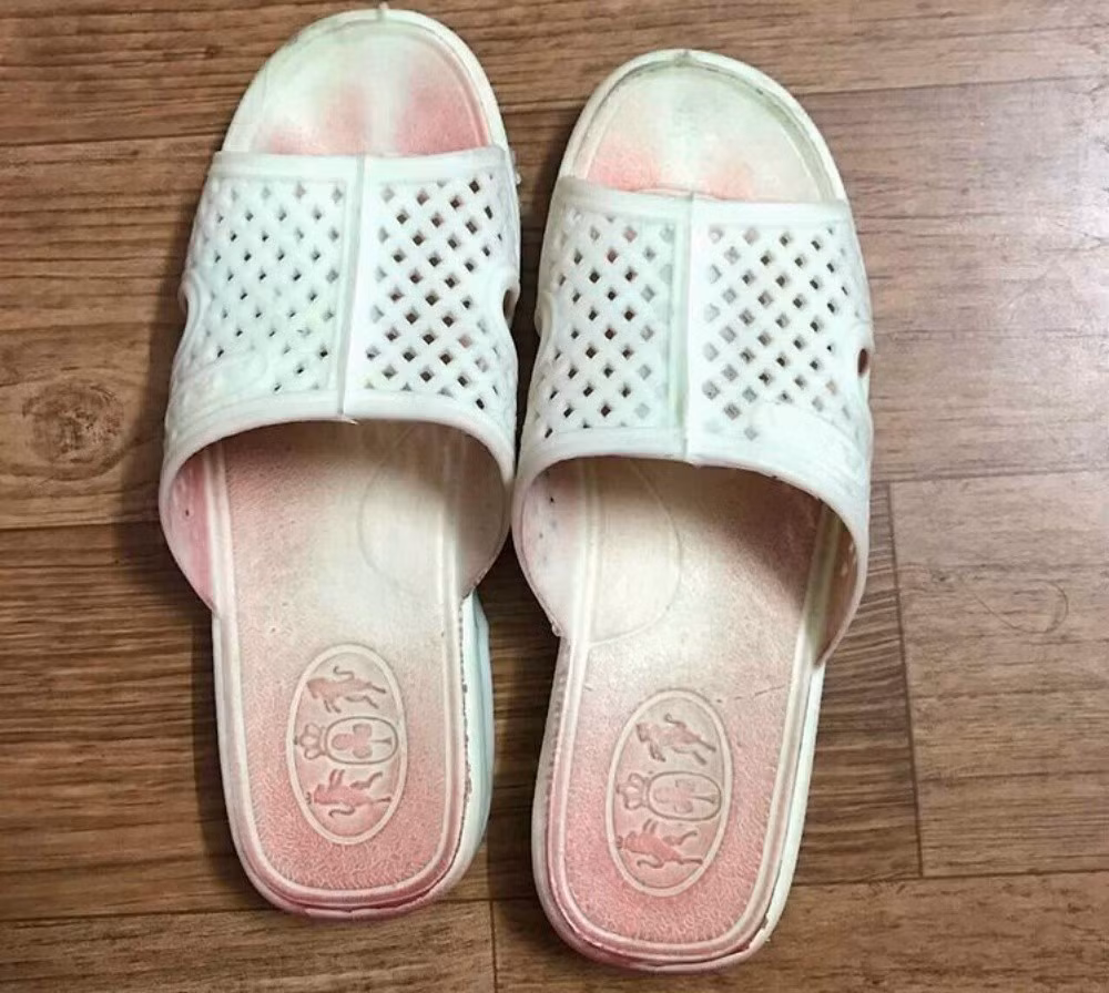 Công an thu được đôi dép tổ ong màu trắng, 1 cán dù bằng gỗ, nhựa, 3 hòn đá khá to và một số vật dụng khác của nạn nhân như túi xách bằng vải, quần áo dài, quần đùi đều dính máu. Kết luận sơ bộ ban đầu cho thấy, bà Mẩy bị sát hại, những dấu vết tại hiện trường cũng chỉ ra đã có cuộc giằng co giữa nạn nhân và hung thủ. Khu vực bà Mẩy tử vong rất vắng vẻ, đường đi lại khó khăn nên không có nhân chứng. (Ảnh minh họa, nguồn internet)