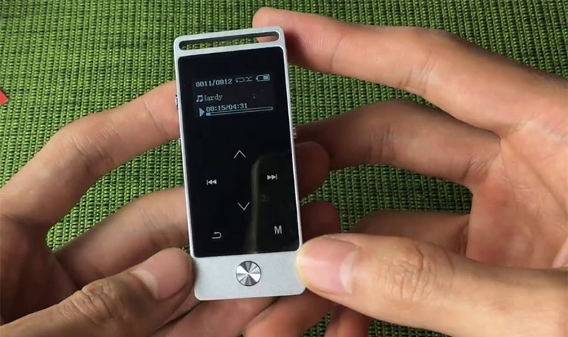 Nhận dạng từ đồ dùng cá nhân, quần áo, nhiều người dân trong vùng khẳng định, nạn nhân chưa từng xuất hiện ở đây trước đó. Như vậy, rất có thể nạn nhân là người nơi khác đến, chỉ đi qua địa bàn TP Sơn La. Công an tìm thấy một chiếc ba lô, bên trong có áo rét, hai tấm danh thiếp, một của hãng xe khách tại Lào Cai chạy tuyến Sơn La, tấm khác là của một người cũng ở Lào Cai. Ngoài ra, bên cạnh nạn nhân còn có một máy nghe nhạc do Trung Quốc sản xuất, một thẻ nhớ SD… . (Ảnh minh họa, nguồn internet)