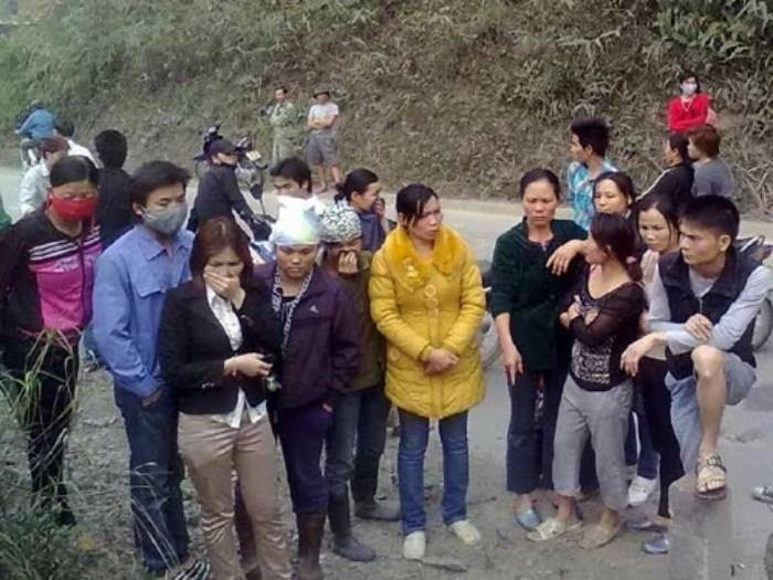 Theo hồ sơ vụ án, một ngày cuối tháng 3/2012, người dân đi qua bãi rác ở xã Tân Dân, huyện Hoành Bồ (Quảng Ninh - cũ) phát hiện một thi thể nằm dưới bụi cây ven đường, vội trình báo cơ quan công an. Tại hiện trường, thi thể được xác định là nam giới, phần lưng bị cháy xém, bên cạnh còn 2 chiếc lốp xe cháy dở. (Người dân hiếu kỳ tụ tập chứng kiến gần khu vực hiện trường)