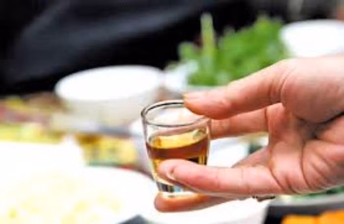 Như vậy, trước khi bà H tử vong chắc chắn trong căn nhà này còn có người khác. Người này nhiều khả năng là đàn ông và có mối quan hệ thân thiết với nạn nhân nên mới ngồi ăn uống cùng nhau. Theo thông tin từ người nhà, do đã li hôn nên bà H có một số mối quan hệ bạn bè bên ngoài. (Ảnh minh họa, nguồn internet)