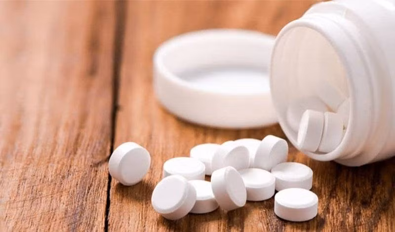 Khi cả ba đi đến địa phận Bắc Giang, bất ngờ Thịnh, Hiệp khống chế anh T. ép anh này phải uống thuốc ngủ. Người lái xe rơi vào cơn mê man, Thịnh, Hiệp lấy dây trói nghiến anh T lại, nhét vào bao tải buộc chặt rồi đưa ra cốp xe. Chúng tháo biển số xe, tháo mào taxi và đồng hồ tính tiền trong xe rồi lên đường. Đến khu vực TP Bắc Giang, hai đối tượng dừng lại, kéo anh T. ra rồi nhét xuống cống ngầm ở ven đường. (Ảnh minh họa, nguồn internet)