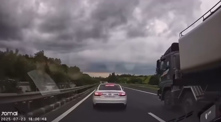 Ô tô này sau đó có dấu hiệu lạng lách, chèn ép các xe khác đi cùng chiều. Một đoạn clip do tài xế đi đường ghi lại cho thấy, chiếc xe này còn chặn đầu, không cho ô tô khác di chuyển ở làn đường có tốc độ tối đa tới 100km/h. "Hành vi này có dấu hiệu gây rối trật tự công cộng trên tuyến cao tốc Nội Bài - Lào Cai", Cục Cảnh sát giao thông cho biết.