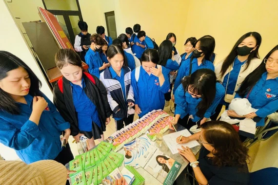 Dân số thế giới vượt 8,2 tỷ người
