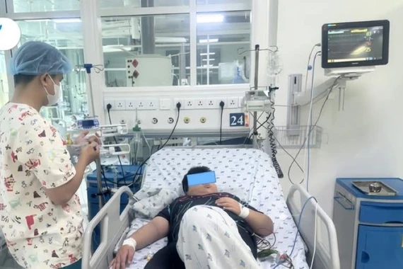Trẻ 83 kg suy hô hấp nặng, tổn thương gan do sốt xuất huyết