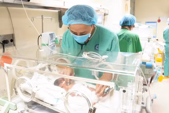 Hành trình kỳ diệu cứu trẻ sinh non 25 tuần, nhiều tình trạng nguy kịch