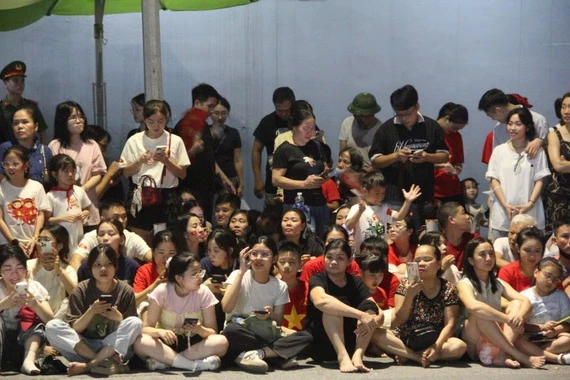 Hàng nghìn người dân tập trung hai bên đường Kim Mã đợi đội diễu binh