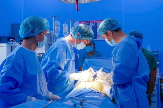 10 giờ phẫu thuật Hybrid, cứu sống ca vỡ phình động mạch chủ phức tạp