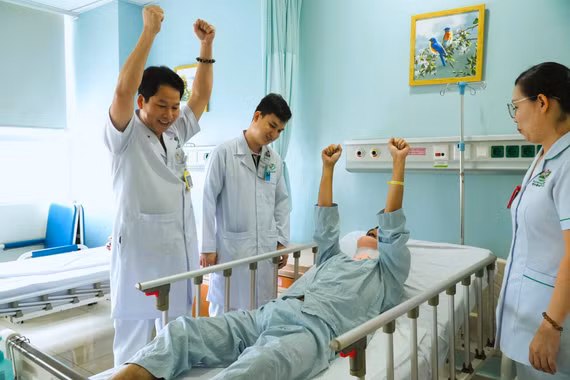 Thanh niên 35 tuổi đột ngột ngã quỵ do máu tụy ngoài màng tủy