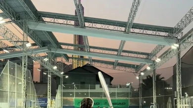 Hoa hậu Lương Thùy Linh gây chú ý khi diện áo dài ra sân tennis