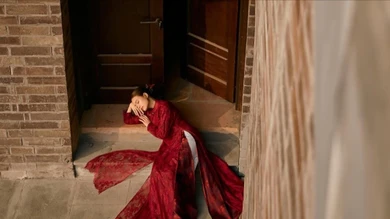 Hoàng Thùy Linh diện áo dài chúc mừng năm mới, nhan sắc gây sốt