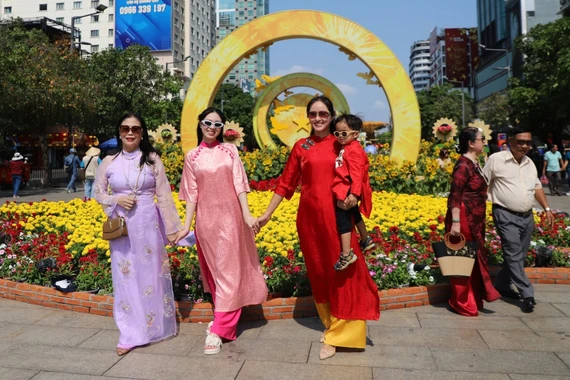 TP HCM vẫn tấp nập khách ngày cuối kỳ nghỉ, thu về hơn 12 nghìn tỷ đồng