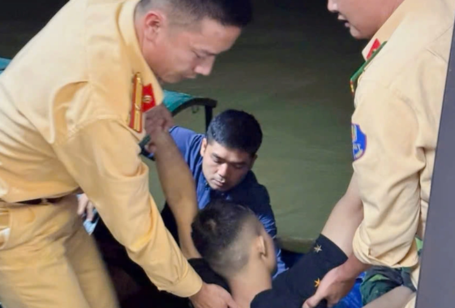 Cứu nam thanh niên đuối nước trên sông Đuống