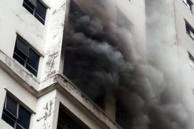 Cháy căn hộ chung cư ở Linh Đàm, khói đen bốc nghi ngút