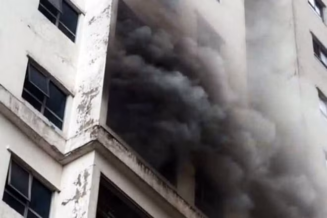 Cháy căn hộ chung cư ở Linh Đàm, khói đen bốc nghi ngút