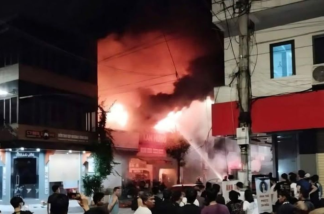 Cháy lớn tại cửa hàng phụ tùng xe máy điện ở Bắc Giang